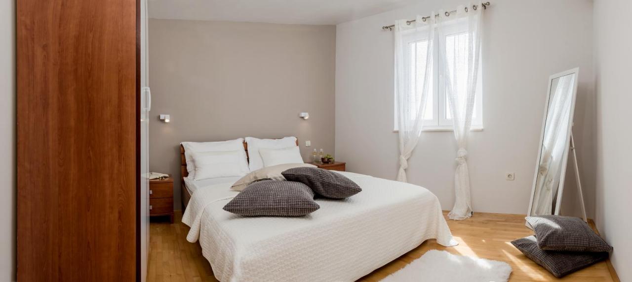 Apartments And Rooms With Parking Space Rogoznica - 10339 ภายนอก รูปภาพ