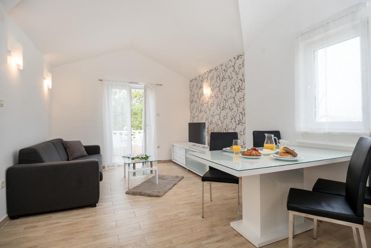 Apartments And Rooms With Parking Space Rogoznica - 10339 ภายนอก รูปภาพ