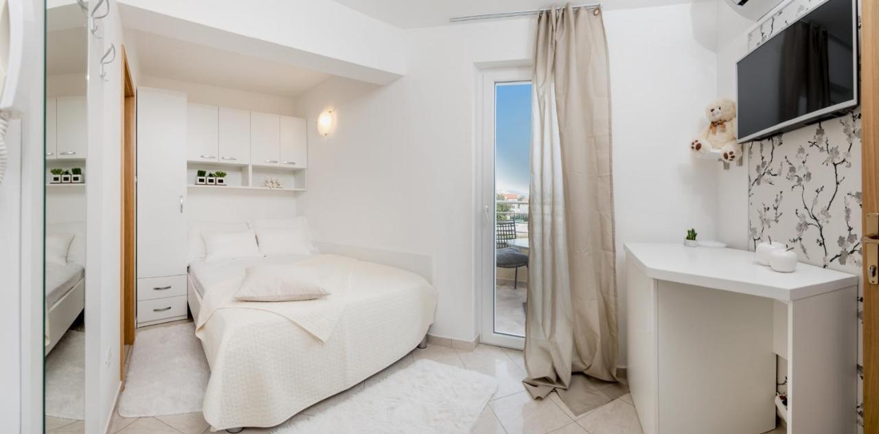 Apartments And Rooms With Parking Space Rogoznica - 10339 ภายนอก รูปภาพ