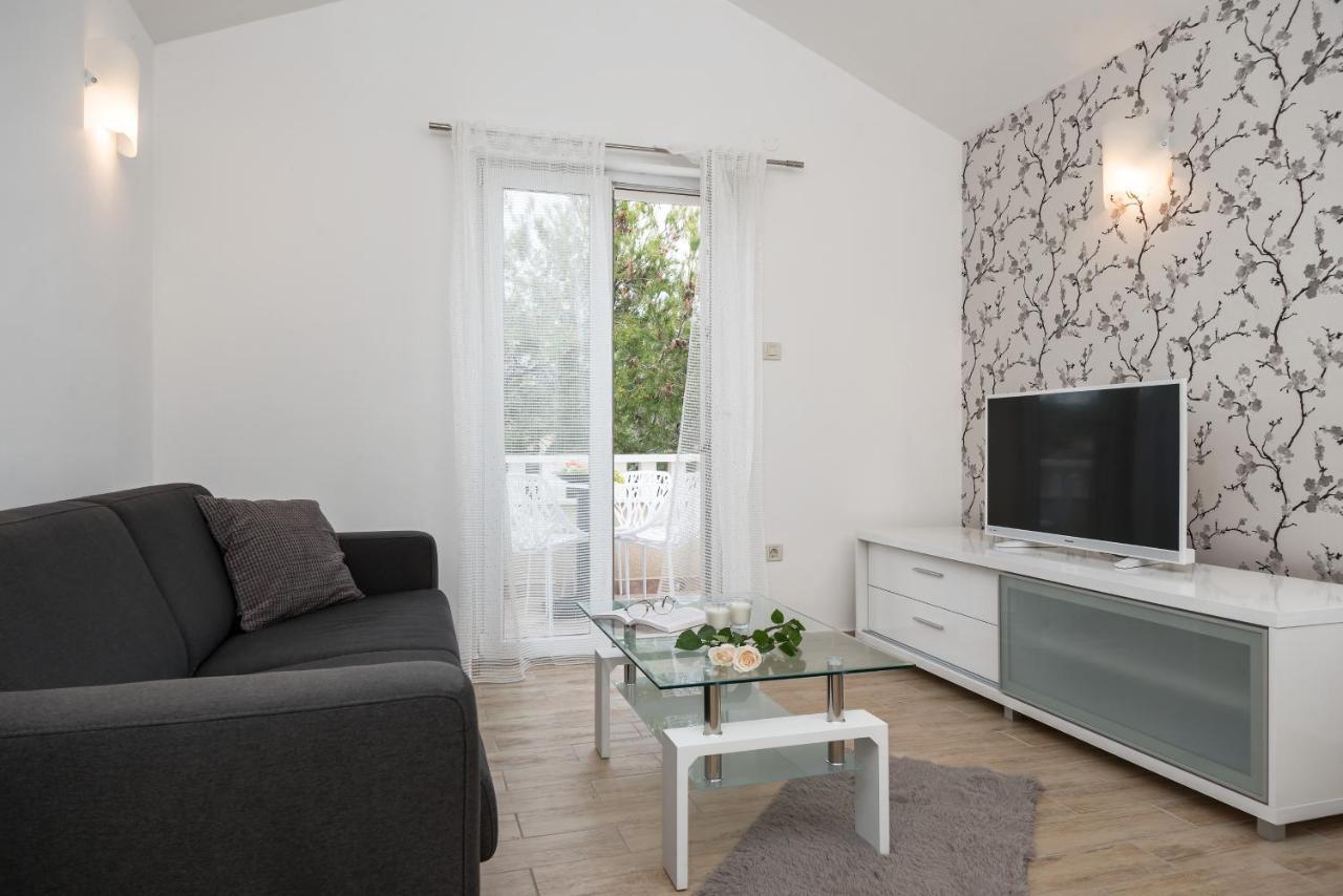 Apartments And Rooms With Parking Space Rogoznica - 10339 ภายนอก รูปภาพ